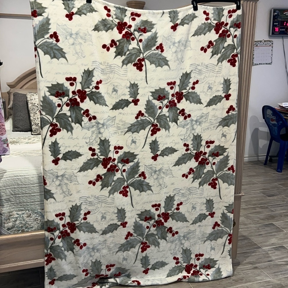 Farmhouse Holiday Soft Fleeced Throe Holly Deco Size 48 X72
